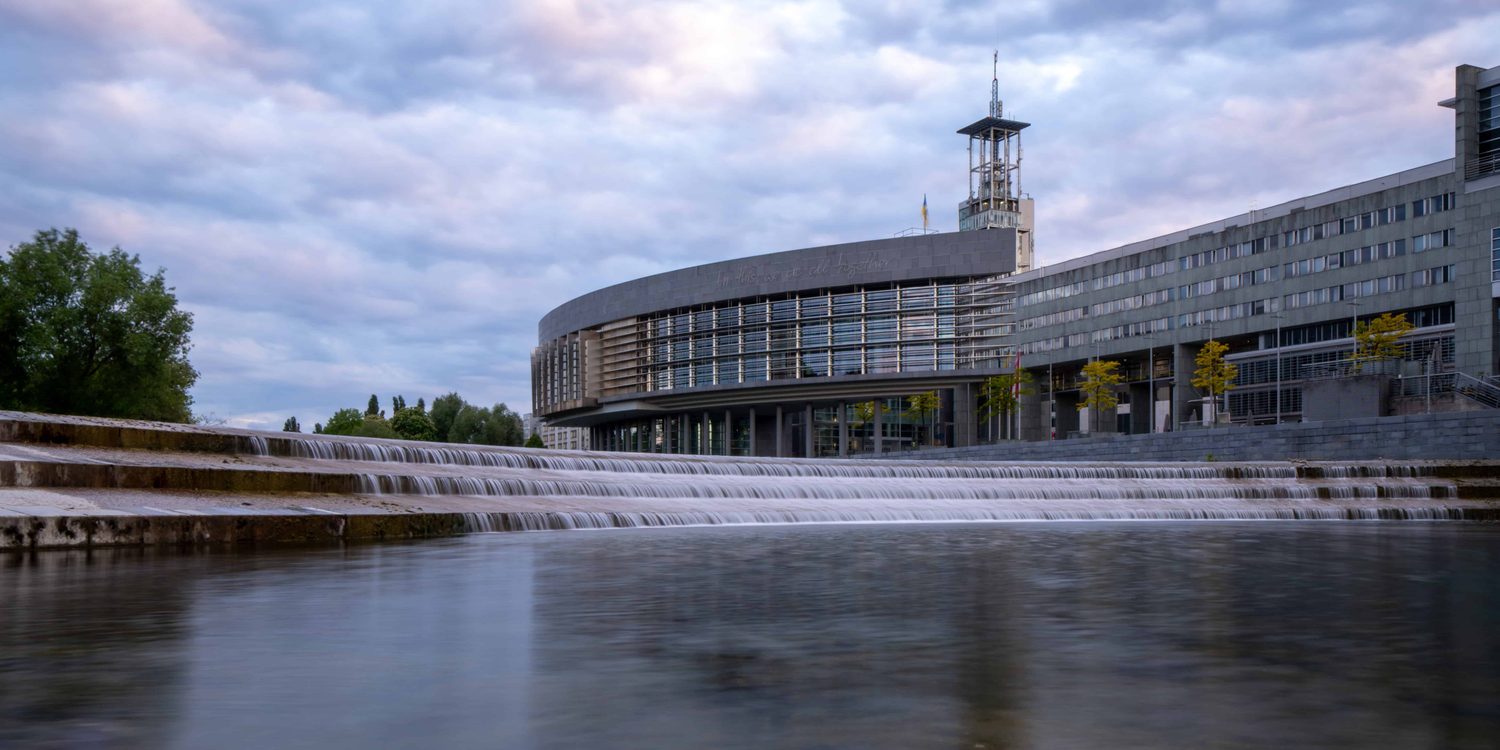 Moderne Architektur, im Wasser gespiegelt