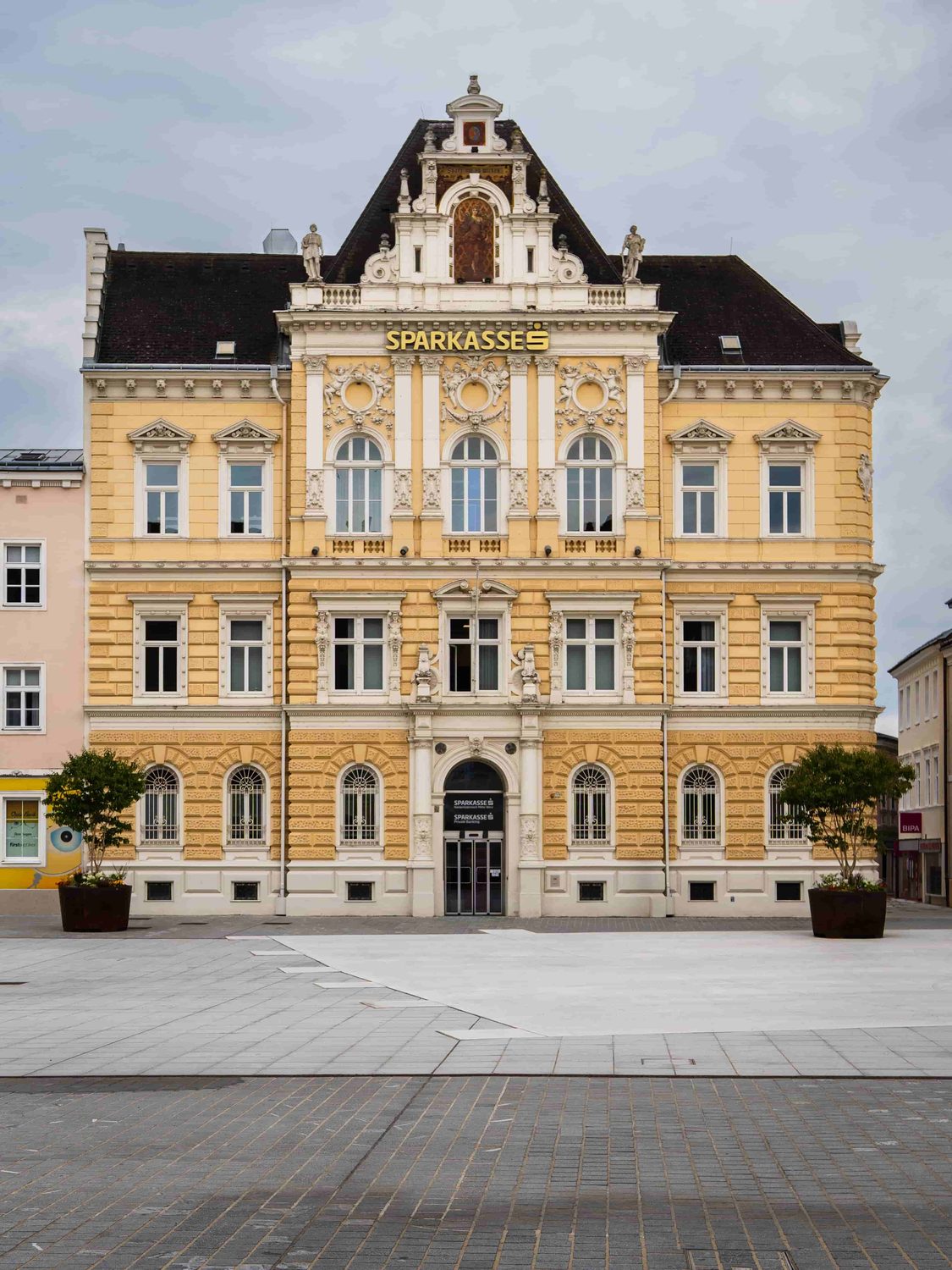 Historisches Gebäude an einem Stadtplatz