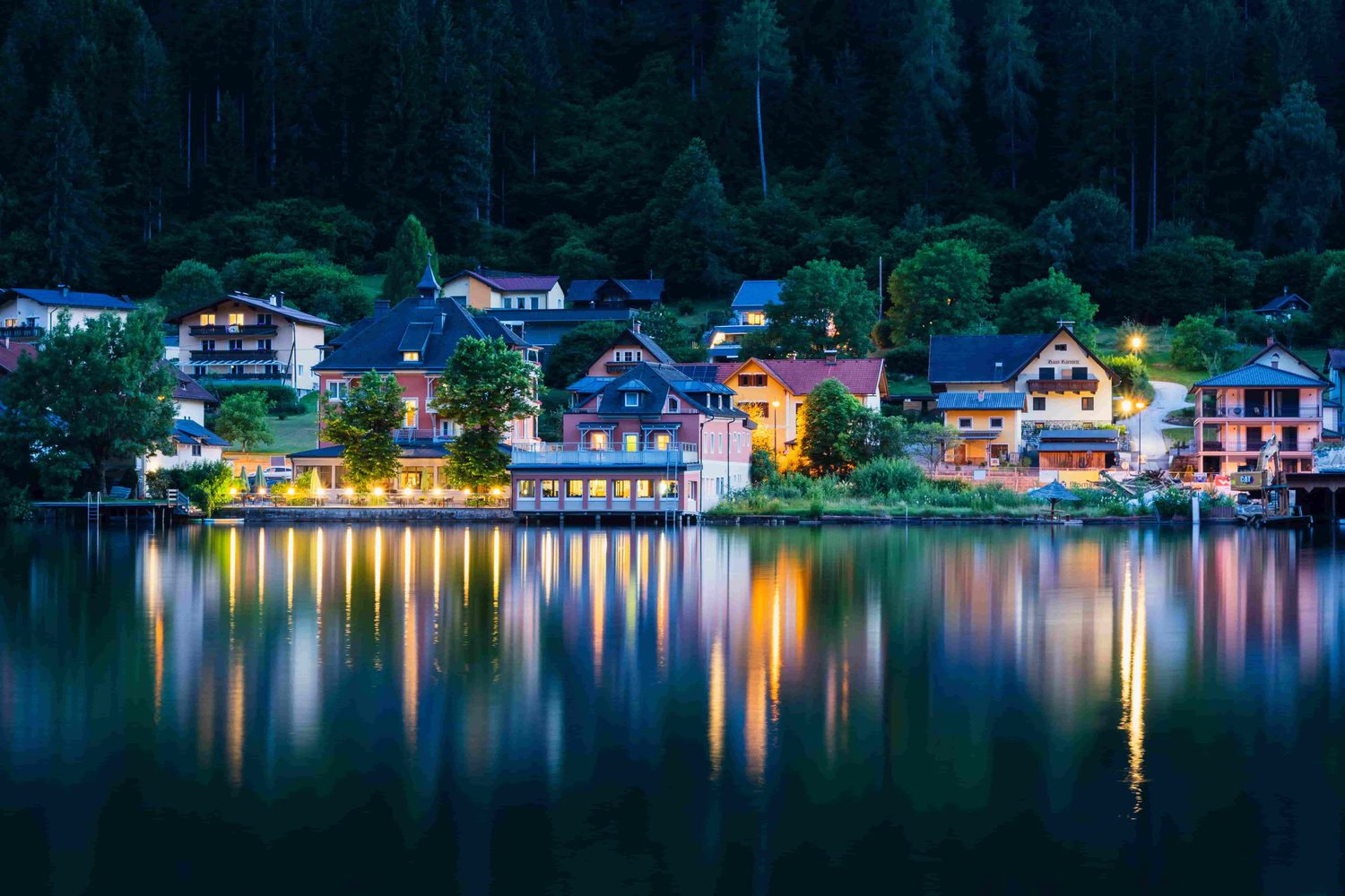 Ort am See in der Abenddämmerung
