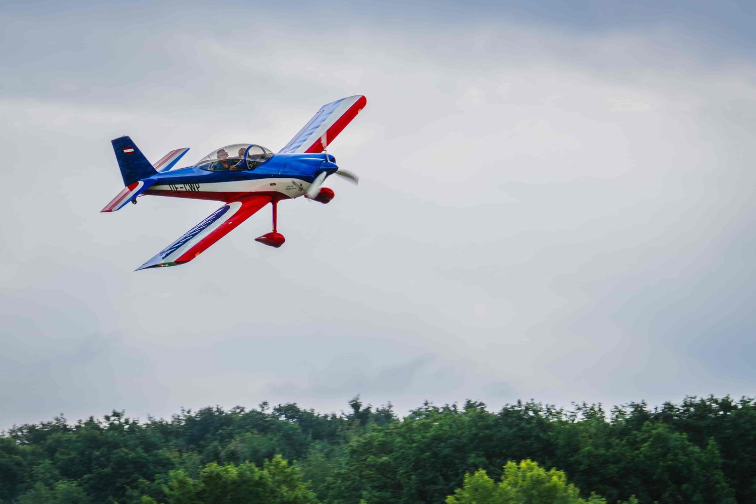 Sportflugzeug über dem Wald